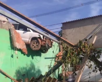 Carro atinge duas casas e fica suspenso sobre telhado e muro no DF