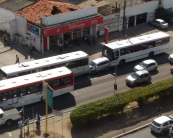 Carro de passeio fica engavetado entre dois ônibus na Avenida Fernandes Lima 