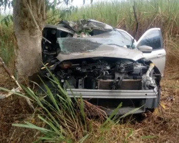 Carro colide em árvore em Boca da Mata e enfermeira morre na hora