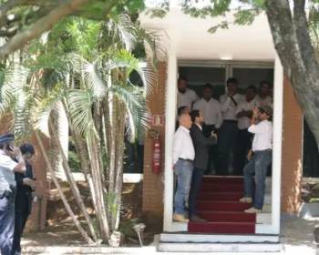 Apoiadores de Guaidó deixam embaixada venezuelana em Brasília