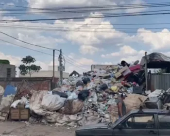 Homem acumula 'montanha' de lixo que invade até calçada em Goiânia