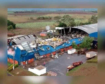 Temporal arranca telhado de fábrica e fere dois em Goiás