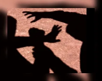 Homem é preso após agredir esposa na frente do filho em Arapiraca 