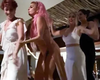 Após cancelar show, Lady Gaga vai a casamento e dança em cima da mesa em festa