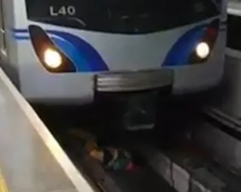 VÍDEO: Homem cai no Metrô em SP e maquinista consegue parar o trem a tempo