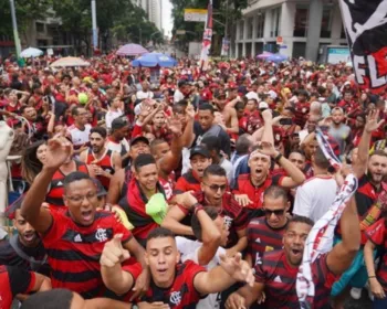 Flamenguistas lotam Centro do Rio para celebrar bicampeonato na Libertadores
