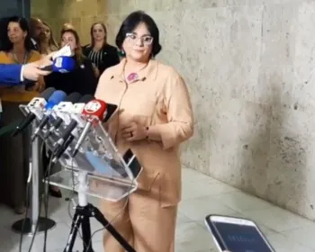VÍDEO: Ministra Damares Alves convoca entrevista e fica em silêncio