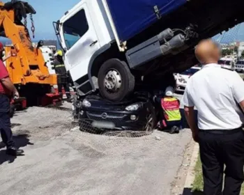 Mulher sobrevive após carro ser esmagado por caminhão na África do Sul