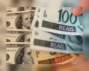Real foi 4ª moeda que mais perdeu valor para o dólar em novembro