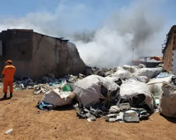 Incêndio destrói depósito de materiais recicláveis em Arapiraca