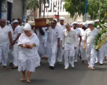 Multidão acompanha enterro de Mãe Tatá Oxum Tomilá em Salvador