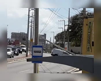 Carro colide contra poste, derruba fiação e deixa trânsito lento em Jacarecica 