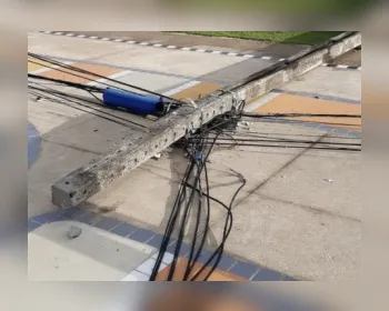 VÍDEOS: Poste de telefonia cai dentro do CEPA e deixa fios espalhados
