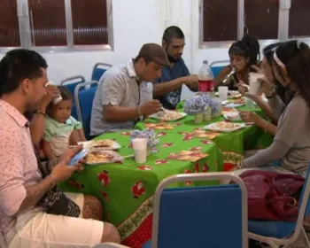 Refugiados no Rio têm ceia de Natal promovida por ONG