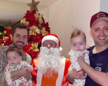 Paulo Gustavo e o marido posam com filhos gêmeos, Papai Noel e família