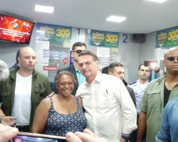 Bolsonaro vai a lotérica no DF e faz aposta na Mega da Virada