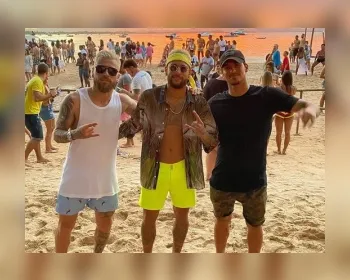 Neymar posa com Gabriel Medina e Lucas Lima em dia de praia