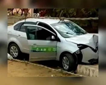 VÍDEO: Dupla tentar roubar táxi, derruba muro e colide em casa em Arapiraca 