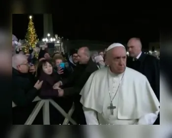 Papa pede desculpas por ter perdido a paciência com fiel que puxou mão dele