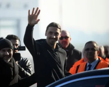 Ibra é recebido por torcedores do Milan: "Finalmente estou de volta"