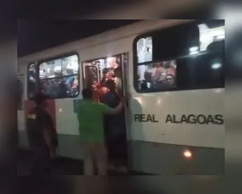 VÍDEOS: Ônibus superlotados revoltam moradores do Benedito Bentes