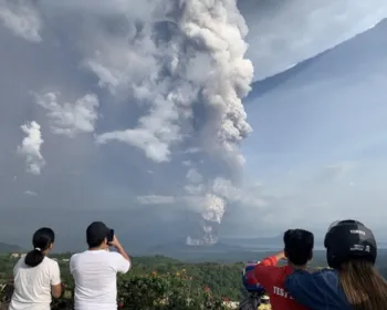 Vulcão entra em atividade nas Filipinas e 2 mil pessoas são retiradas