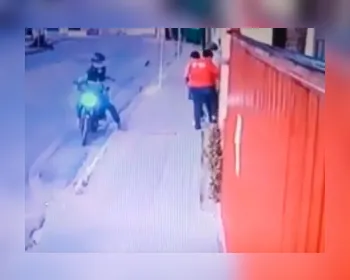 VÍDEO: Câmeras flagram criminosos em motocicleta assaltando mulheres no Antares 