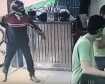 VÍDEO: Homem tenta assaltar supermercado, mas é ignorado