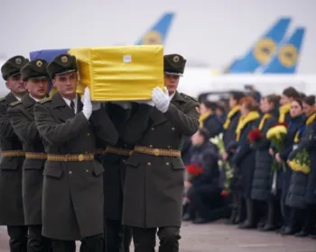 Corpos de vítimas de queda de avião no Irã chegam à Ucrânia
