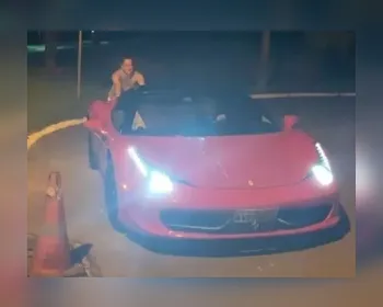 Leonardo empurra carro de luxo após ficar sem combustível: "Na banguela"