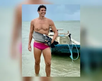Reynaldo Gianecchini posa de sunga rosa em praia alagoana