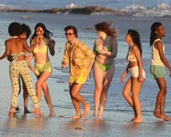 Harry Styles grava novo clipe cercado de mulheres em praia da Califórnia