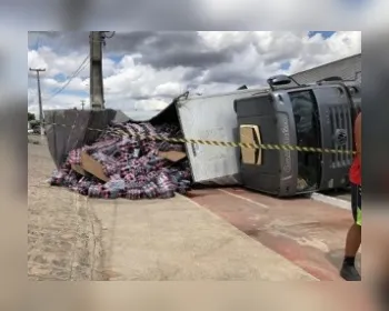 VÍDEO: Caminhão com carga de refrigerantes tomba na AL-110, em Arapiraca