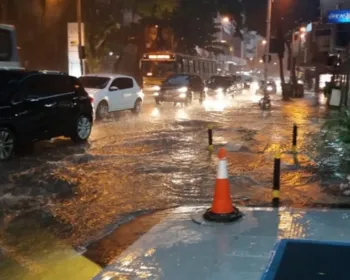 Chuva forte alaga ruas na Região Metropolitana e deixa Rio em estágio de atenção