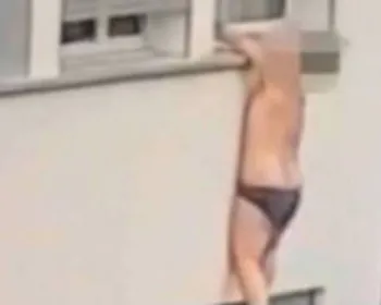 VÍDEO: Homem de cueca e meias é filmado pendurado em janela de prédio