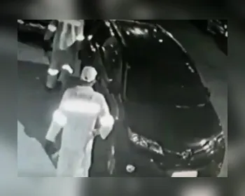 Gari flagrado arranhando carro na Ponta Verde é indiciado por crime de dano