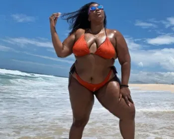 Lizzo aproveita praia no Brasil e posa de biquíni em Copacabana