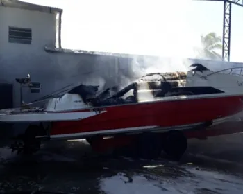 VÍDEO: Lancha pega fogo dentro de marina e intensa fumaça chama a atenção