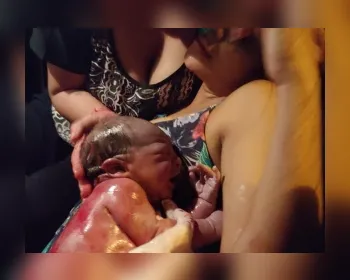 Policiais socorrem gestante e bebê nasce dentro de viatura em Maceió