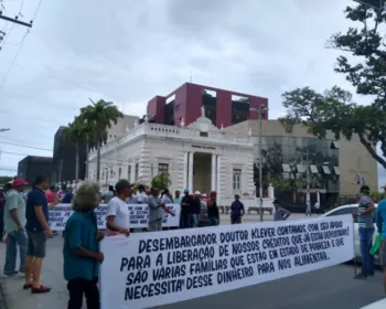 VÍDEO: Ex-funcionários do Grupo JL protestam por pagamento de indenizações