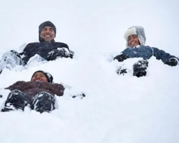 Michelle Obama posta foto de Barack brincando com filhas na neve: 'Amores' 