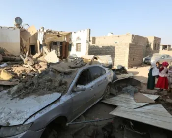 No Iêmen, rebeldes derrubam avião militar, e, em resposta, coalizão mata 30