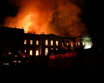 Cedae é multada por falta de água durante incêndio no Museu Nacional