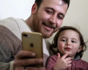  Pai que distraía filha durante bombardeios deixa a Síria com ela