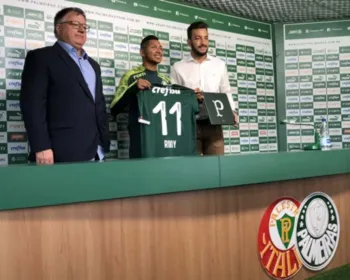 Rony foi apresentado oficialmente ao Palmeiras e agradece paciência do clube
