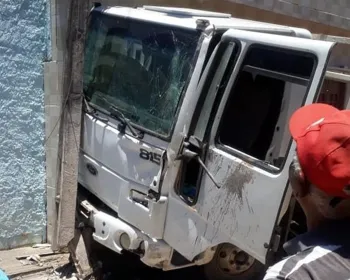 Jovem fica ferida após ser atropelada por caminhão em Jequiá da Praia