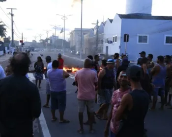 Pescadores bloqueiam avenida e protestam contra realocação para Centro Pesqueiro