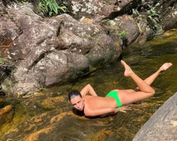 Bruna Linzmeyer posa de topless em cachoeira: "Sextou"