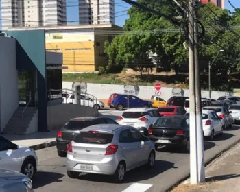 Bloqueio de rua no Jaraguá deixa trânsito congestionado em vias de Maceió