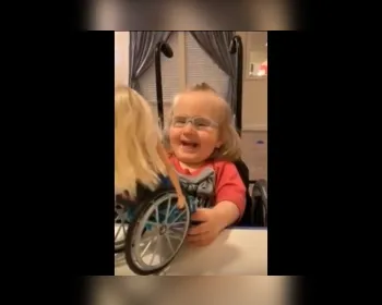 Mãe grava reação de filha ao ganhar boneca cadeirante e vídeo viraliza